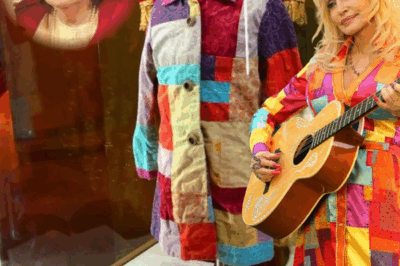 Experience the heartwarming performance of Dolly Parton’s iconic “Coat of Many Colors” live from the Ryman Auditorium. Dolly’s voice and storytelling bring this timeless classic to life in an unforgettable way, capturing the emotion and beauty of her childhood memories. A performance that truly showcases Dolly’s authenticity and unmatched connection to her fans. Watch the full video on Music Alley in comments below 👇👇👇👇👇
