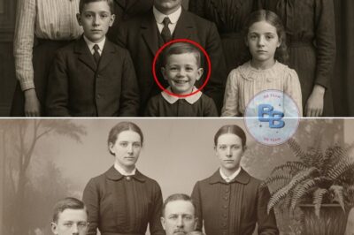 A 1903 Family Portrait Looks Ordinary — Until You Notice the Youngest Child’s Smile
